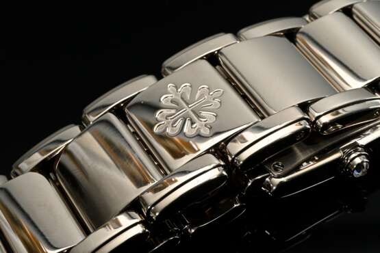 Klassische Patek Philippe Weißgold 750 „Twenty-4“ Armbanduhr, Quarzwerk, rechteckiges, gewölbtes Gehäuse mit abgestuften Seiten, Längsleisten mit Diamanten im Princess-Schliff (zus. ca. 0.92ct/VVS/TW) und Diamanten im A… - photo 4