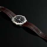 Bulgari Edelstahl "Octo Roma" Automatik Armbanduhr, schwarzes Zifferblatt, Datumsanzeige bei 3, Strichindizes, Ref.-Nr. 102705, 2019, braunes Krokolederarmband mit Original Dornschließe aus Edelstahl, 73g, Ø 42… - photo 4