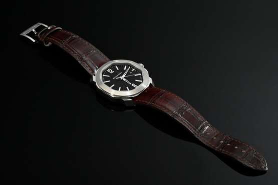 Bulgari Edelstahl "Octo Roma" Automatik Armbanduhr, schwarzes Zifferblatt, Datumsanzeige bei 3, Strichindizes, Ref.-Nr. 102705, 2019, braunes Krokolederarmband mit Original Dornschließe aus Edelstahl, 73g, Ø 42… - photo 4