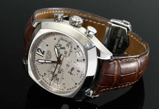TAG Heuer Edelstahl "Monza" Chronograph, Automatik, silbernes Zifferblatt, Saphirglas, kissenförmiges Gehäuse, Ref. Nr. CR2111 (Re-Edition 2000-2002), braunes Krokolederband mit Original Stahl Faltschließe, 93g… - photo 1