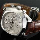 TAG Heuer Edelstahl "Monza" Chronograph, Automatik, silbernes Zifferblatt, Saphirglas, kissenförmiges Gehäuse, Ref. Nr. CR2111 (Re-Edition 2000-2002), braunes Krokolederband mit Original Stahl Faltschließe, 93g… - photo 1