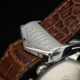 TAG Heuer Edelstahl "Monza" Chronograph, Automatik, silbernes Zifferblatt, Saphirglas, kissenförmiges Gehäuse, Ref. Nr. CR2111 (Re-Edition 2000-2002), braunes Krokolederband mit Original Stahl Faltschließe, 93g… - photo 4