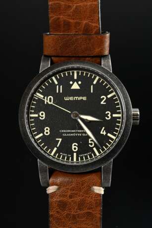 Wempe Chronometerwerke Glashütte "CW4 Fliegeruhr" Edelstahl Armbanduhr, Automatik, schwarzes Zifferblatt mit Leuchtzahlen, Strichindizes und -zeigern, Saphirglas, limitierte Auflage 028/100, verso Saphirglasbod… - photo 1