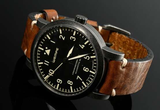 Wempe Chronometerwerke Glashütte "CW4 Fliegeruhr" Edelstahl Armbanduhr, Automatik, schwarzes Zifferblatt mit Leuchtzahlen, Strichindizes und -zeigern, Saphirglas, limitierte Auflage 028/100, verso Saphirglasbod… - photo 2
