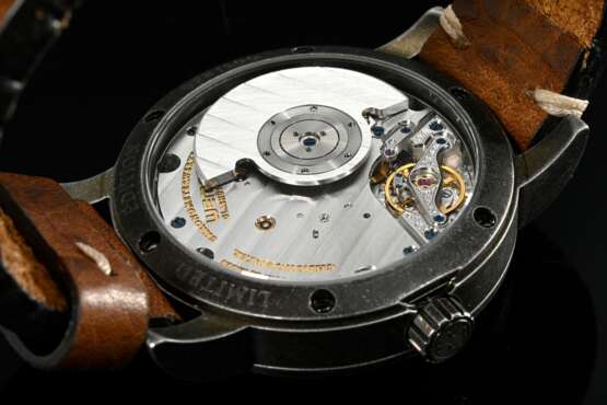 Wempe Chronometerwerke Glashütte "CW4 Fliegeruhr" Edelstahl Armbanduhr, Automatik, schwarzes Zifferblatt mit Leuchtzahlen, Strichindizes und -zeigern, Saphirglas, limitierte Auflage 028/100, verso Saphirglasbod… - photo 3