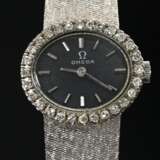 Omega Weißgold 750 Damenarmbanduhr mit querovaler Achtkantdiamant Lünette (zus. ca. 0.70ct/SI/W) um schwarzes Zifferblatt, Handaufzug, 44,8g, L. 18cm, gangbar (keine Garantie auf Werk und Funktionalität) - photo 2