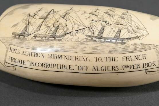 Scrimshaw "H.M.S. Acheron surrendering to the french Frigate "Incorruptible'", off Algiers 3rd Feb 1805.", 19.Jh., beschnitzter Walzahn mit geschwärztem Ritzdekor, L. 13,2cm, 407g - photo 6