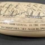 Scrimshaw "H.M.S. Acheron surrendering to the french Frigate "Incorruptible'", off Algiers 3rd Feb 1805.", 19.Jh., beschnitzter Walzahn mit geschwärztem Ritzdekor, L. 13,2cm, 407g - photo 6