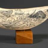 Scrimshaw "Walfang Szene", 19.Jh., beschnitzter und gesägter Walzahn mit geschwärztem Ritzdekor auf Holzsockel, sign. "Dias", L. 14cm, 193g - photo 1