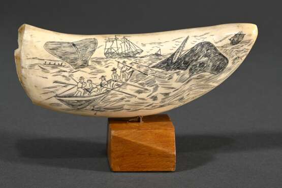 Scrimshaw "Walfang Szene", 19.Jh., beschnitzter und gesägter Walzahn mit geschwärztem Ritzdekor auf Holzsockel, sign. "Dias", L. 14cm, 193g - photo 1