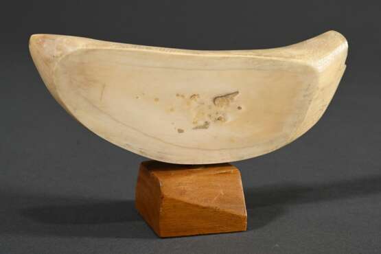 Scrimshaw "Walfang Szene", 19.Jh., beschnitzter und gesägter Walzahn mit geschwärztem Ritzdekor auf Holzsockel, sign. "Dias", L. 14cm, 193g - photo 2