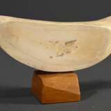 Scrimshaw "Walfang Szene", 19.Jh., beschnitzter und gesägter Walzahn mit geschwärztem Ritzdekor auf Holzsockel, sign. "Dias", L. 14cm, 193g - photo 2
