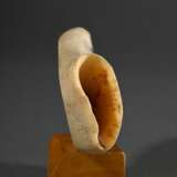 Scrimshaw "Walfang Szene", 19.Jh., beschnitzter und gesägter Walzahn mit geschwärztem Ritzdekor auf Holzsockel, sign. "Dias", L. 14cm, 193g - photo 3