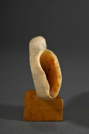 Scrimshaw "Walfang Szene", 19.Jh., beschnitzter und gesägter Walzahn mit geschwärztem Ritzdekor auf Holzsockel, sign. "Dias", L. 14cm, 193g - photo 3