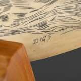 Scrimshaw "Walfang Szene", 19.Jh., beschnitzter und gesägter Walzahn mit geschwärztem Ritzdekor auf Holzsockel, sign. "Dias", L. 14cm, 193g - photo 4