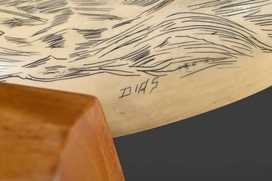 Scrimshaw "Walfang Szene", 19.Jh., beschnitzter und gesägter Walzahn mit geschwärztem Ritzdekor auf Holzsockel, sign. "Dias", L. 14cm, 193g - photo 4
