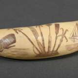Scrimshaw "Ship White Castle - Albany 1864" mit Walfangwerkzeugen, 19.Jh., beschnitzter Walzahn mit gefärbtem Ritzdekor, L. 11cm, 123g - photo 5