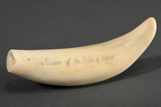 Scrimshaw "Rauen off the Isles of Jeegee", 19.Jh., beschnitzter Walzahn mit geschwärztem Ritzdekor, L. 12,7cm, 129g - photo 3