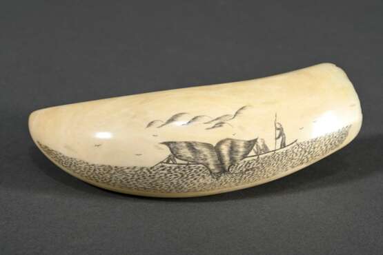 Scrimshaw "Walfang Szene", 19.Jh., beschnitzter Walzahn mit geschwärztem Ritzdekor, L. 12cm, 144g - фото 1