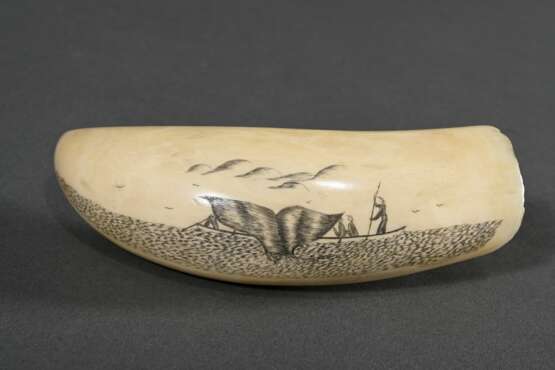 Scrimshaw "Walfang Szene", 19.Jh., beschnitzter Walzahn mit geschwärztem Ritzdekor, L. 12cm, 144g - фото 2