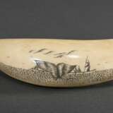 Scrimshaw "Walfang Szene", 19.Jh., beschnitzter Walzahn mit geschwärztem Ritzdekor, L. 12cm, 144g - фото 2