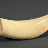 Scrimshaw "Walfang Szene", 19.Jh., beschnitzter Walzahn mit geschwärztem Ritzdekor, L. 12cm, 144g - фото 3