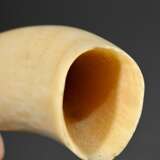 Scrimshaw "Walfang Szene", 19.Jh., beschnitzter Walzahn mit geschwärztem Ritzdekor, L. 12cm, 144g - фото 4