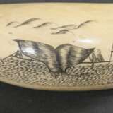 Scrimshaw "Walfang Szene", 19.Jh., beschnitzter Walzahn mit geschwärztem Ritzdekor, L. 12cm, 144g - фото 5