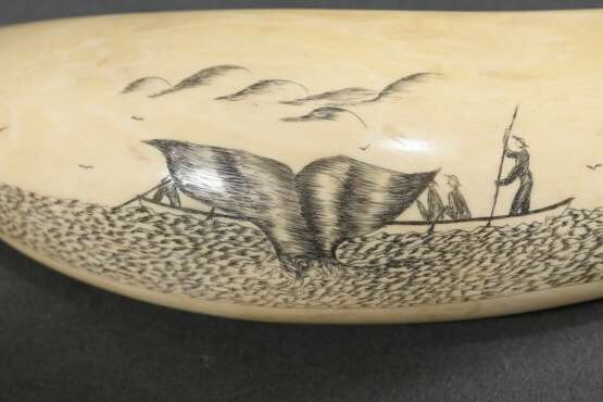 Scrimshaw "Walfang Szene", 19.Jh., beschnitzter Walzahn mit geschwärztem Ritzdekor, L. 12cm, 144g - фото 5