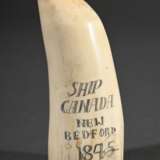 Scrimshaw "Ship Canada - New Bedford 1845", 19.Jh., beschnitzter Walzahn mit geschwärztem Ritzdekor, L. 8,6cm, 81g - photo 2