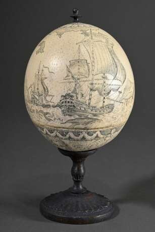 Graviertes Resin Straußenei in Scrimshaw Manier "Walfang Szenen und Mascarons" auf gegossenem Metallfuß nach altem Vorbild, H. 23cm - photo 1