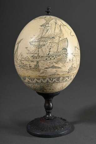 Graviertes Resin Straußenei in Scrimshaw Manier "Walfang Szenen und Mascarons" auf gegossenem Metallfuß nach altem Vorbild, H. 23cm - photo 2