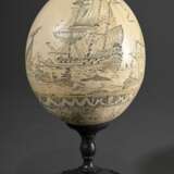 Graviertes Resin Straußenei in Scrimshaw Manier "Walfang Szenen und Mascarons" auf gegossenem Metallfuß nach altem Vorbild, H. 23cm - photo 2