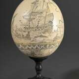 Graviertes Resin Straußenei in Scrimshaw Manier "Walfang Szenen und Mascarons" auf gegossenem Metallfuß nach altem Vorbild, H. 23cm - photo 3