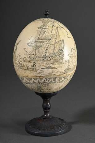 Graviertes Resin Straußenei in Scrimshaw Manier "Walfang Szenen und Mascarons" auf gegossenem Metallfuß nach altem Vorbild, H. 23cm - photo 3