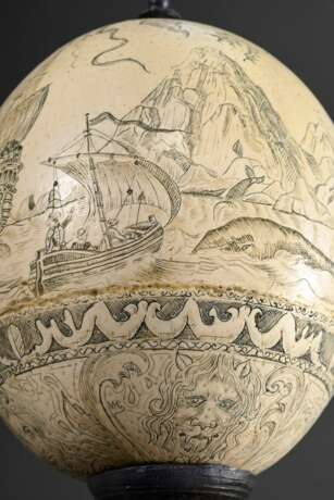 Graviertes Resin Straußenei in Scrimshaw Manier "Walfang Szenen und Mascarons" auf gegossenem Metallfuß nach altem Vorbild, H. 23cm - photo 4