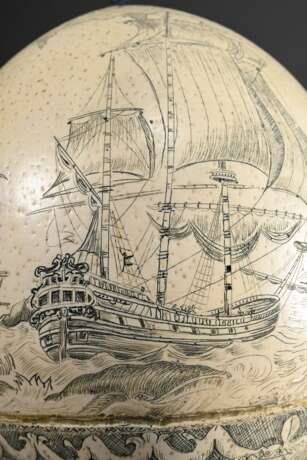 Graviertes Resin Straußenei in Scrimshaw Manier "Walfang Szenen und Mascarons" auf gegossenem Metallfuß nach altem Vorbild, H. 23cm - photo 7