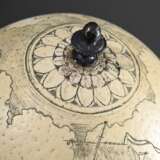 Graviertes Resin Straußenei in Scrimshaw Manier "Walfang Szenen und Mascarons" auf gegossenem Metallfuß nach altem Vorbild, H. 23cm - photo 8