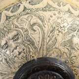 Graviertes Resin Straußenei in Scrimshaw Manier "Walfang Szenen und Mascarons" auf gegossenem Metallfuß nach altem Vorbild, H. 23cm - photo 9