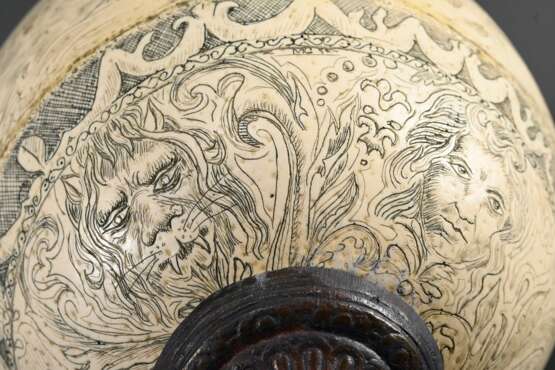 Graviertes Resin Straußenei in Scrimshaw Manier "Walfang Szenen und Mascarons" auf gegossenem Metallfuß nach altem Vorbild, H. 23cm - photo 9