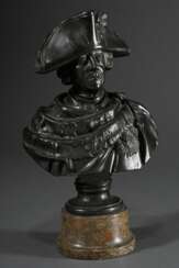 Rauch, Christian Daniel (1777-1857) &quot;Friedrich II. von Preußen&quot;, Bronze patiniert, auf Marmorsockel, verso sign., H. 34cm (mit Sockel), leichte Altersspuren