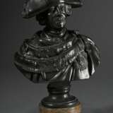 Rauch, Christian Daniel (1777-1857) "Friedrich II. von Preußen", Bronze patiniert, auf Marmorsockel, verso sign., H. 34cm (mit Sockel), leichte Altersspuren - photo 1