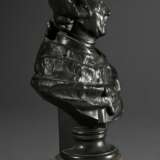 Rauch, Christian Daniel (1777-1857) "Friedrich II. von Preußen", Bronze patiniert, auf Marmorsockel, verso sign., H. 34cm (mit Sockel), leichte Altersspuren - photo 2