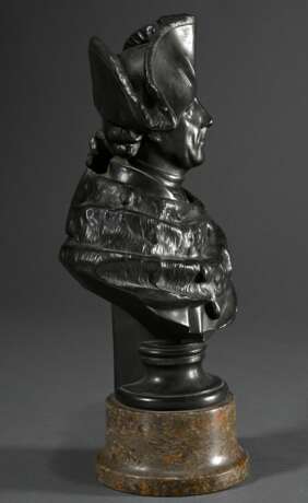 Rauch, Christian Daniel (1777-1857) "Friedrich II. von Preußen", Bronze patiniert, auf Marmorsockel, verso sign., H. 34cm (mit Sockel), leichte Altersspuren - photo 2