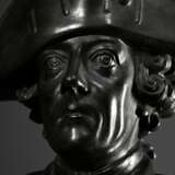 Rauch, Christian Daniel (1777-1857) "Friedrich II. von Preußen", Bronze patiniert, auf Marmorsockel, verso sign., H. 34cm (mit Sockel), leichte Altersspuren - photo 5