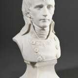 Sèvres Büste "Napoleon Bonaparte als Erster Konsul" auf eingezogenem eckigem Postament, nach Louis-Simon Boizot, Biskuitporzellan, verso Manufakturmarke, H. 22,3cm, Sockel rest. - Foto 1