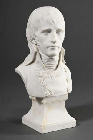 Sèvres Büste "Napoleon Bonaparte als Erster Konsul" auf eingezogenem eckigem Postament, nach Louis-Simon Boizot, Biskuitporzellan, verso Manufakturmarke, H. 22,3cm, Sockel rest. - Foto 1