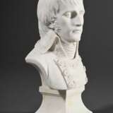 Sèvres Büste "Napoleon Bonaparte als Erster Konsul" auf eingezogenem eckigem Postament, nach Louis-Simon Boizot, Biskuitporzellan, verso Manufakturmarke, H. 22,3cm, Sockel rest. - Foto 2