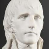 Sèvres Büste "Napoleon Bonaparte als Erster Konsul" auf eingezogenem eckigem Postament, nach Louis-Simon Boizot, Biskuitporzellan, verso Manufakturmarke, H. 22,3cm, Sockel rest. - Foto 4