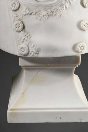 Sèvres Büste "Napoleon Bonaparte als Erster Konsul" auf eingezogenem eckigem Postament, nach Louis-Simon Boizot, Biskuitporzellan, verso Manufakturmarke, H. 22,3cm, Sockel rest. - Foto 8